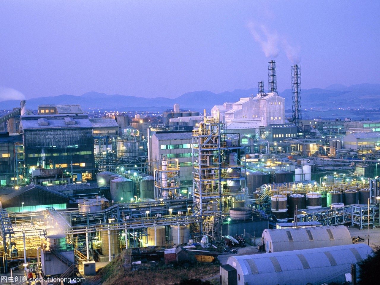 化學(xué)工業(yè)。夜間的石階上化工廠在坎布里亞郡Whitehaven英國。這個工廠生產(chǎn)原材料和中間體的洗滌劑和toileteries產(chǎn)業(yè)。它生產(chǎn)表面活性劑表面清潔劑和發(fā)泡產(chǎn)品然后國內(nèi)清潔材料用于制造肥皂,牙膏,和工業(yè)材料如水泥,泡沫地毯襯底。工廠也生產(chǎn)硫酸因此有一些二氧化硫的排放。