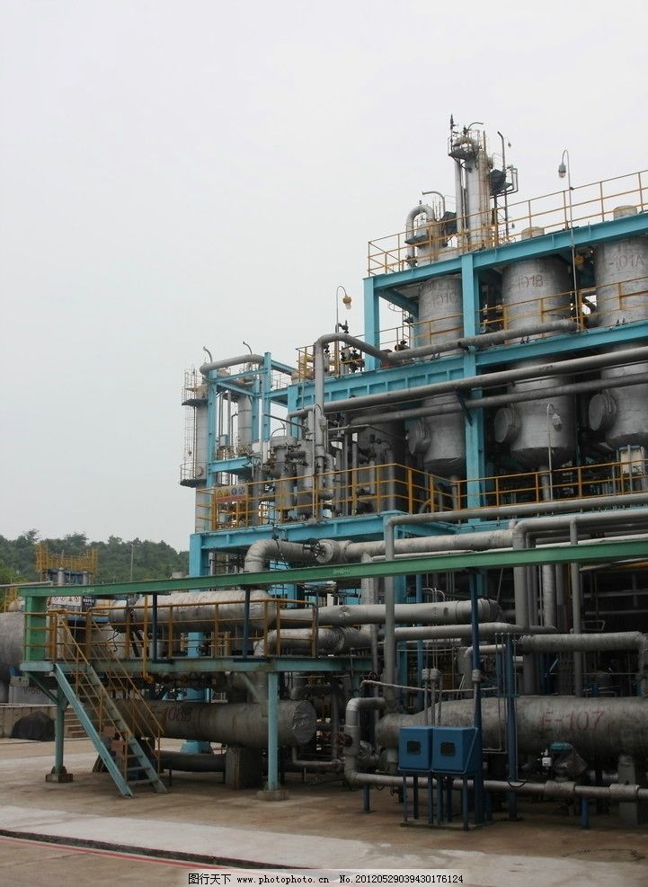 化工廠一角的現(xiàn)代化化工流程