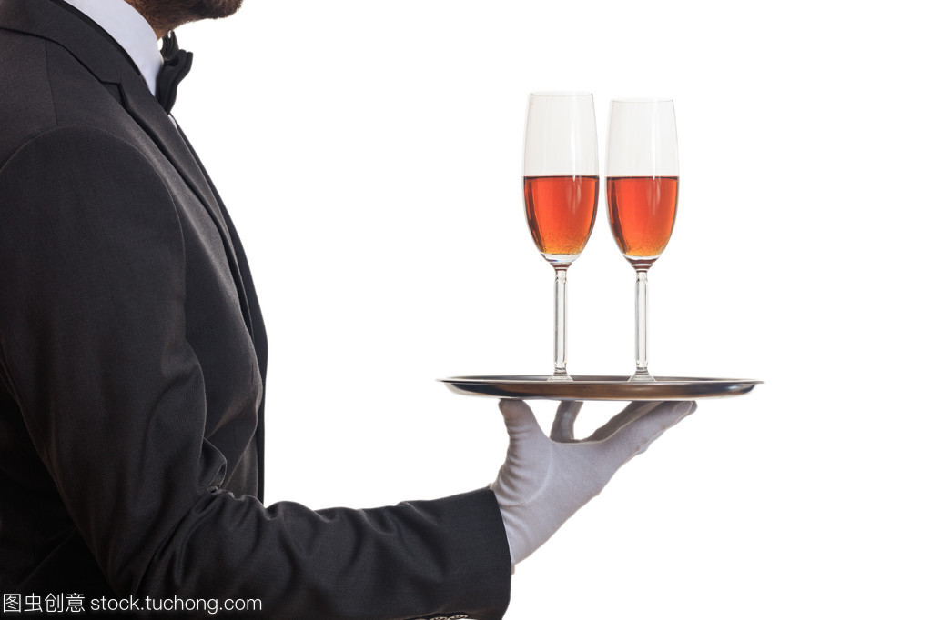 高效與優雅的餐飲服務 托盤上的服務生酒